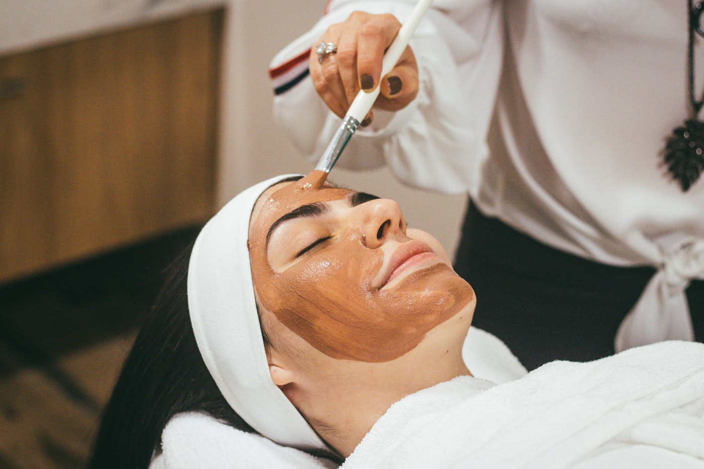 Zertifizierte Kosmetikerin bei einer Beauty- und Hautberatung in Barcelona
